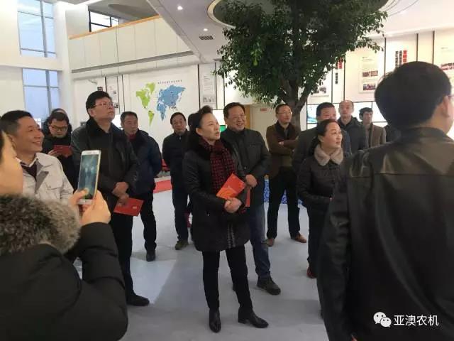 市農機局劉勤局長(cháng)觀(guān)看亞澳發(fā)展史 市農機局劉勤局長(cháng)觀(guān)看亞澳發(fā)展史