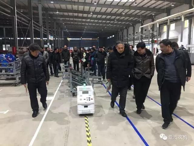 各級領(lǐng)導觀(guān)摩總裝配線(xiàn)的AGV智能搬運車(chē) 各級領(lǐng)導觀(guān)摩總裝配線(xiàn)的AGV智能搬運車(chē)